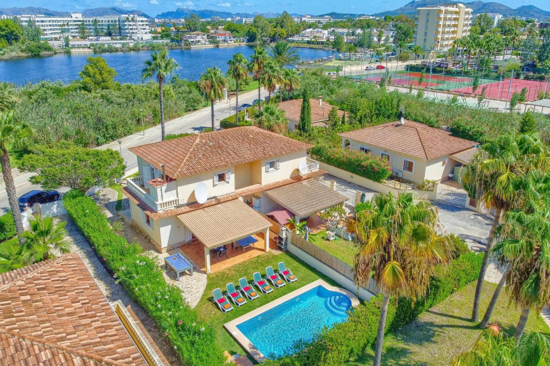 Villa Garcia By *